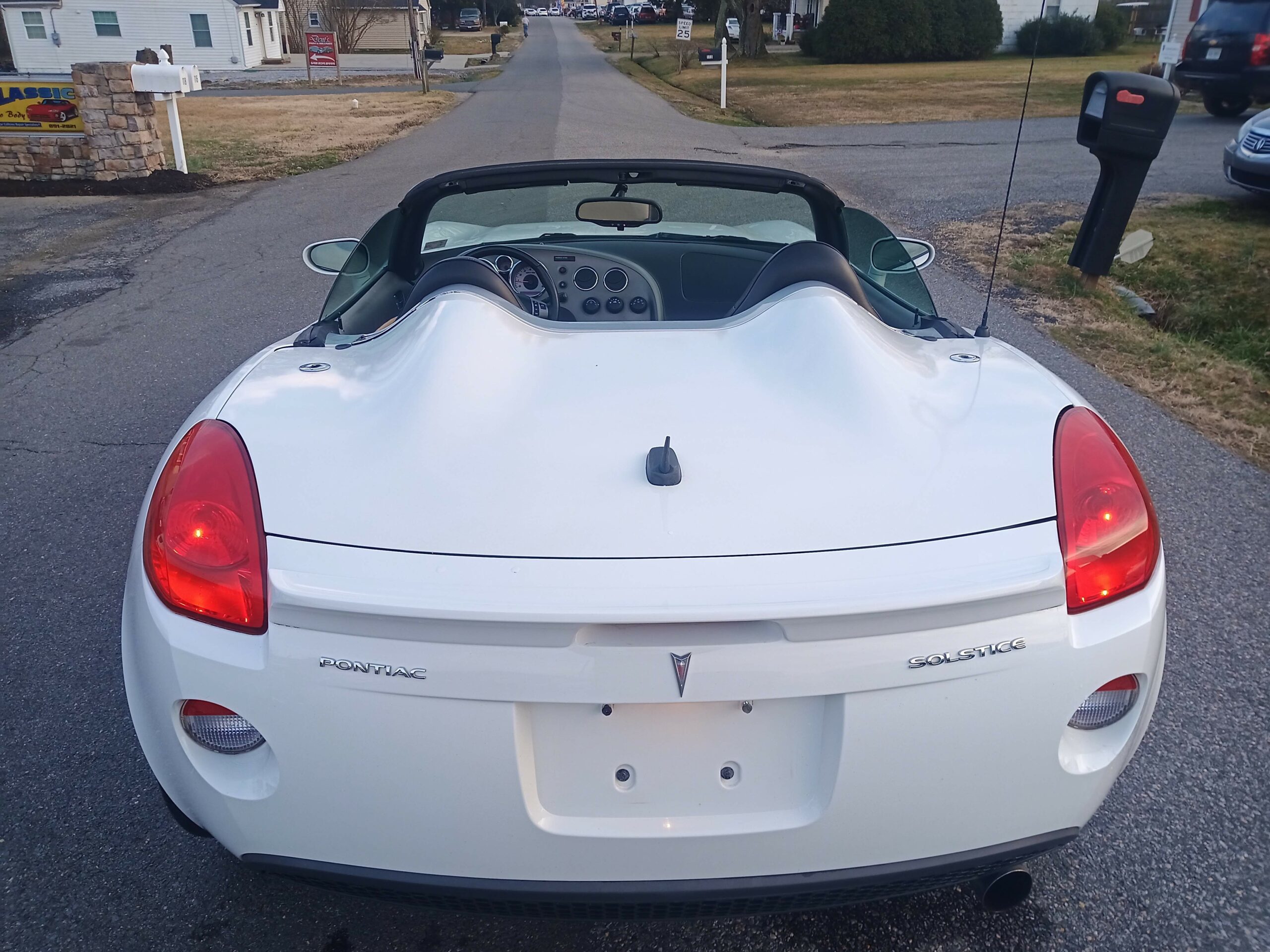 2009 Pontiac Solstice Base photo 16