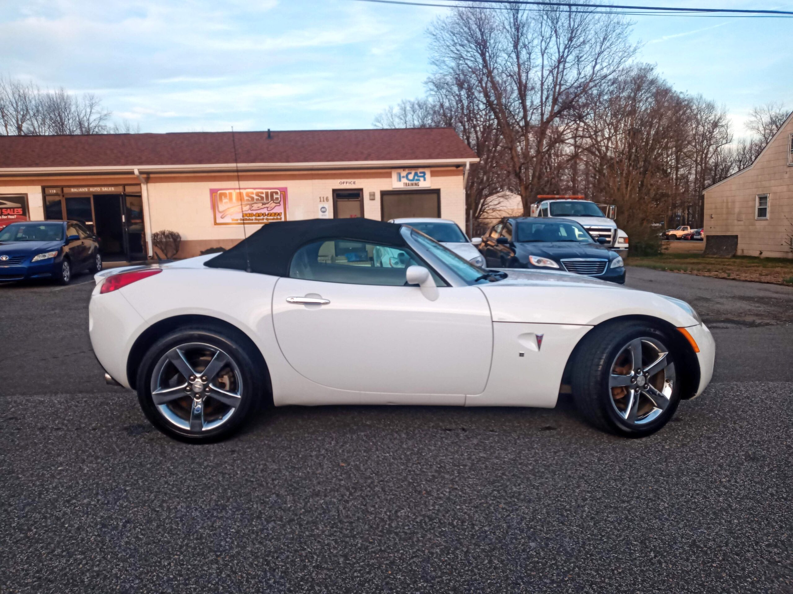 2009 Pontiac Solstice Base photo 3